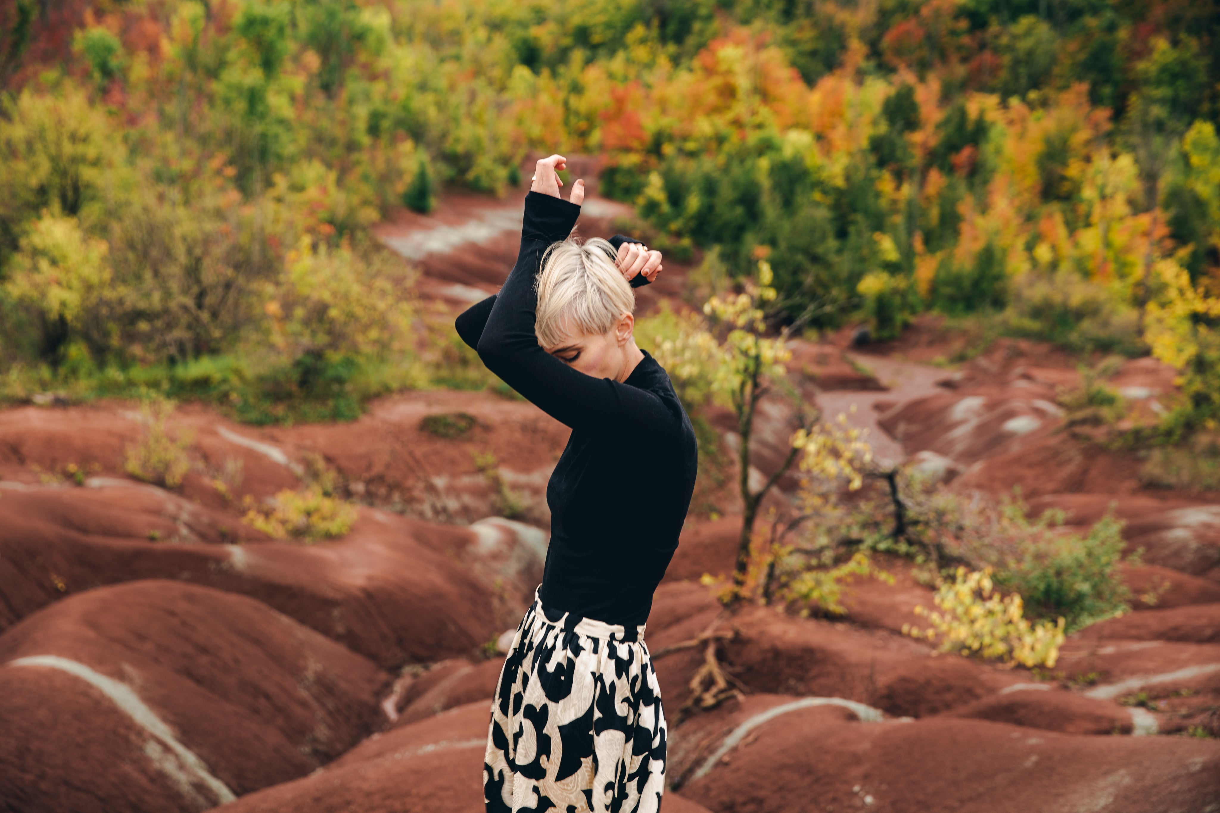 femme blonde perruque paysage