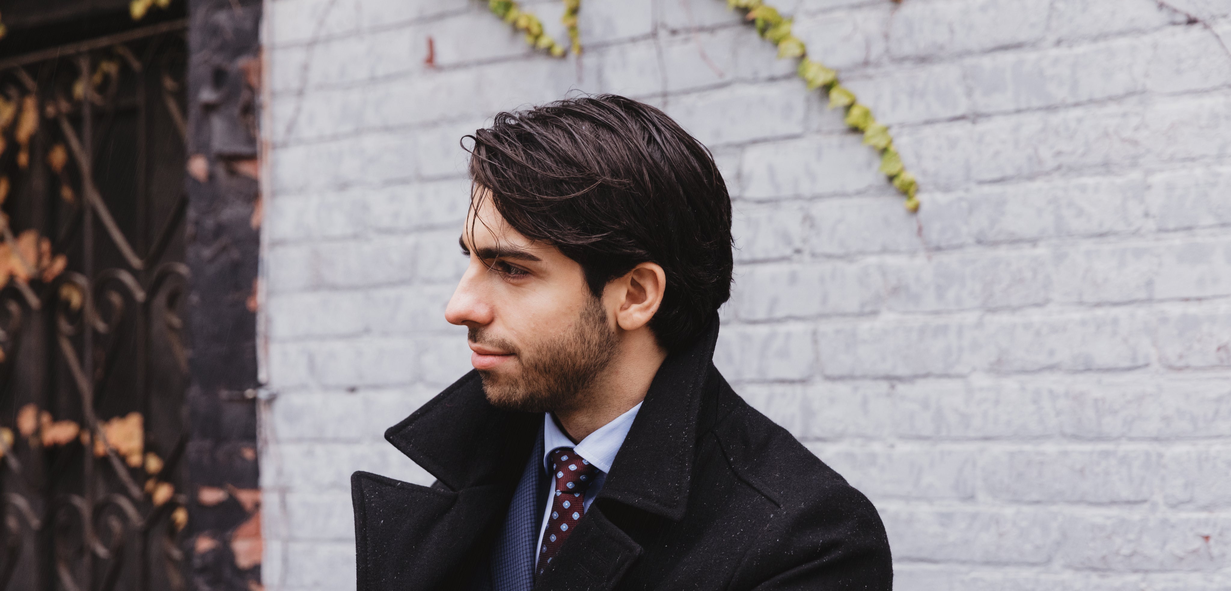 homme avec perruque vrai cheveux