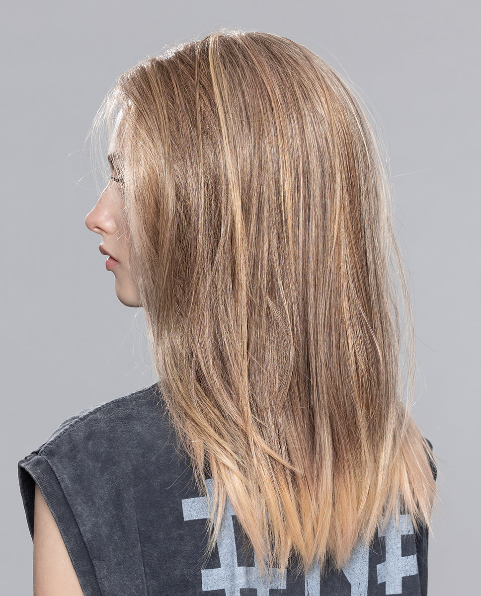 Perruque Sleek Mono Part portée